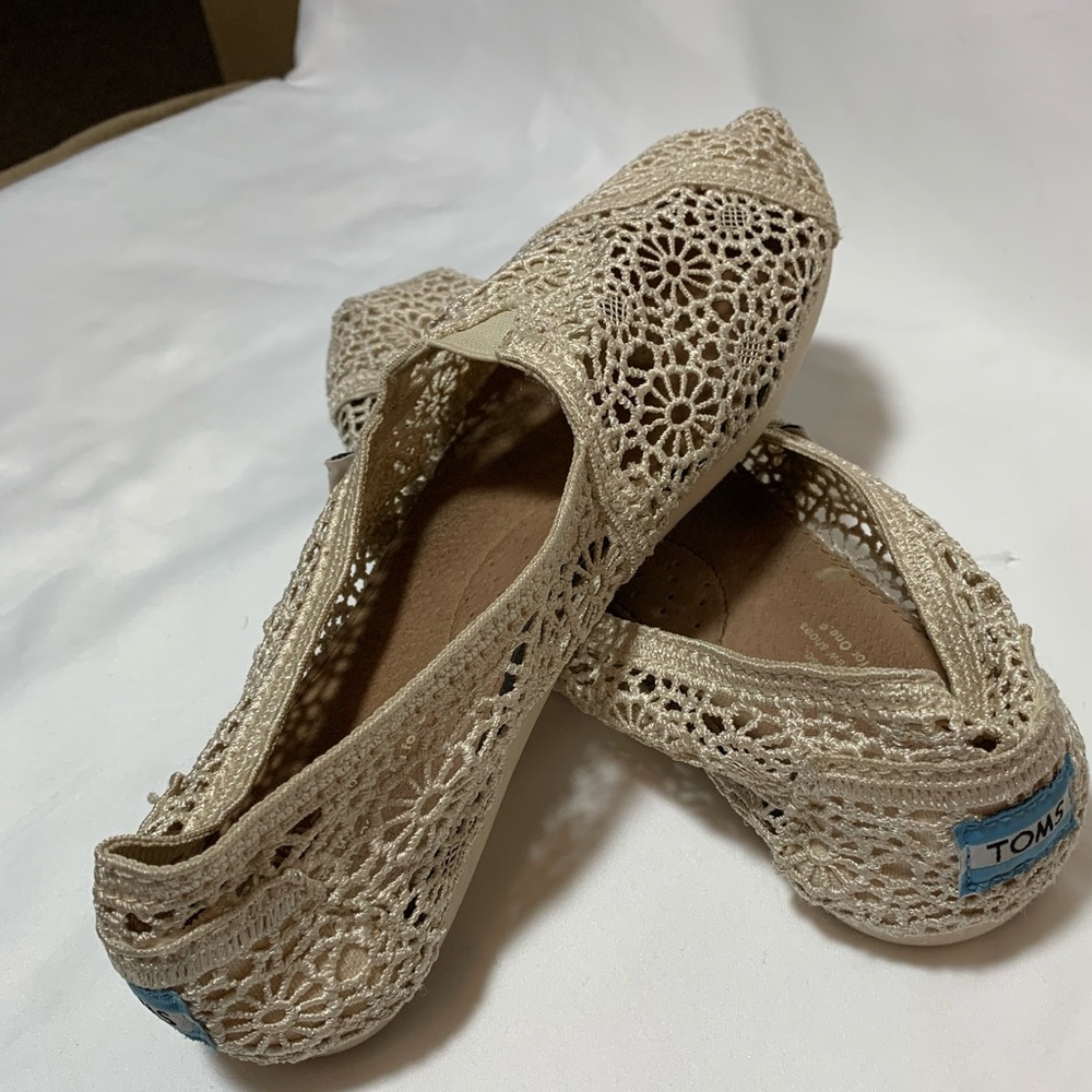 Crochet Cream TOMS Size 7